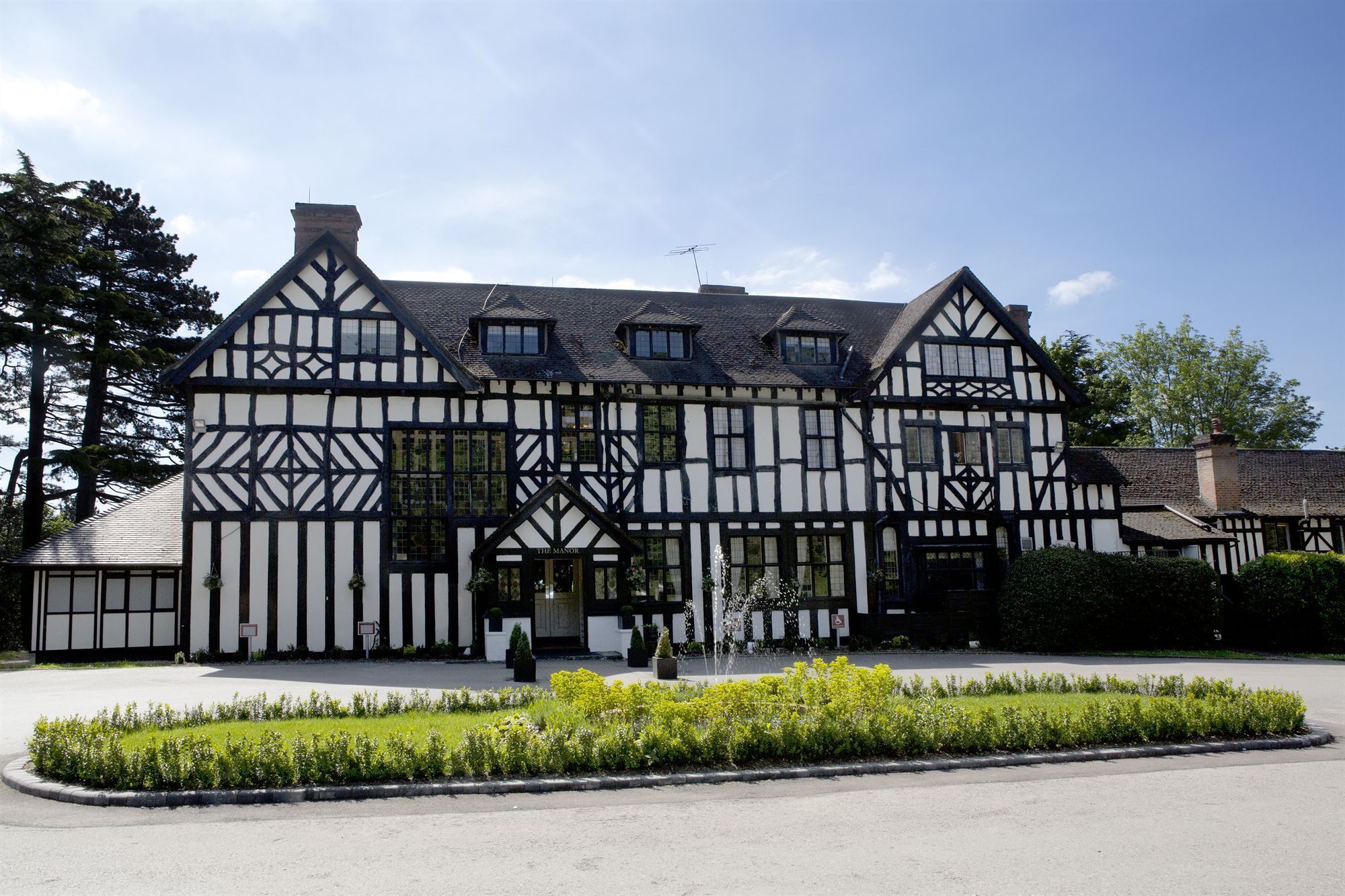The Manor Elstree Hotel Exterior photo